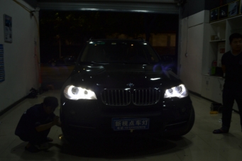 08款寶馬X5車(chē)燈升級10款白光天使眼大燈總成