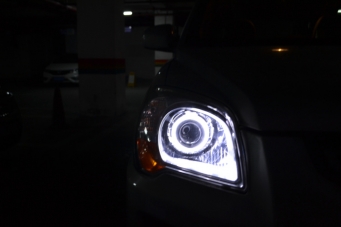 起亞視頻車(chē)燈改裝白色天使眼Q5透鏡歐司朗氙氣燈