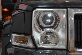 吉普指揮官車(chē)燈改裝海拉透鏡歐司朗氙氣燈
