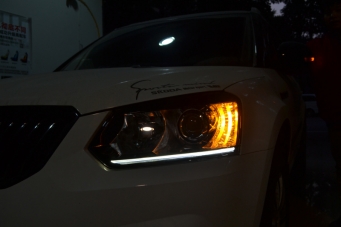野帝車(chē)燈改裝高配氙氣燈總成LED光導日行燈