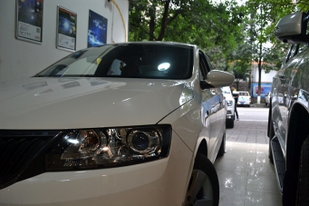 斯柯達明銳車(chē)燈改裝進(jìn)口海拉5透鏡歐司朗氙氣燈